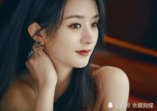  工作人员|赵丽颖拍摄没开空调，披头散发工作，肩膀垫毛巾吸汗很接地气