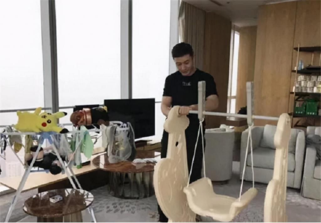  窗外|黄晓明夫妻4亿豪宅，落地窗当电视墙，窗外就是上海地标建筑