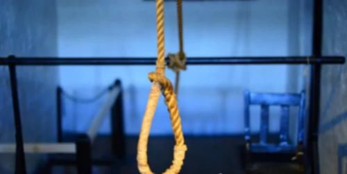 出租屋|1家4口离奇吊死在出租屋内，现场发现一张神秘纸条