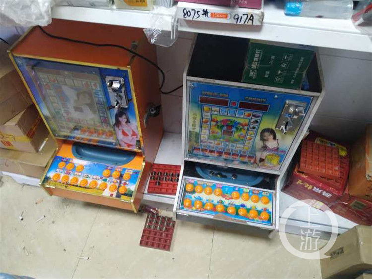  投入|两男子赌博机玩得太投入 转过头来吓一跳……