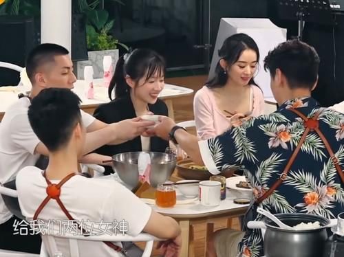  赵丽颖|黄晓明偷偷给赵丽颖夹鸡腿，谁注意颖宝当下反应？难怪冯绍峰不疑心