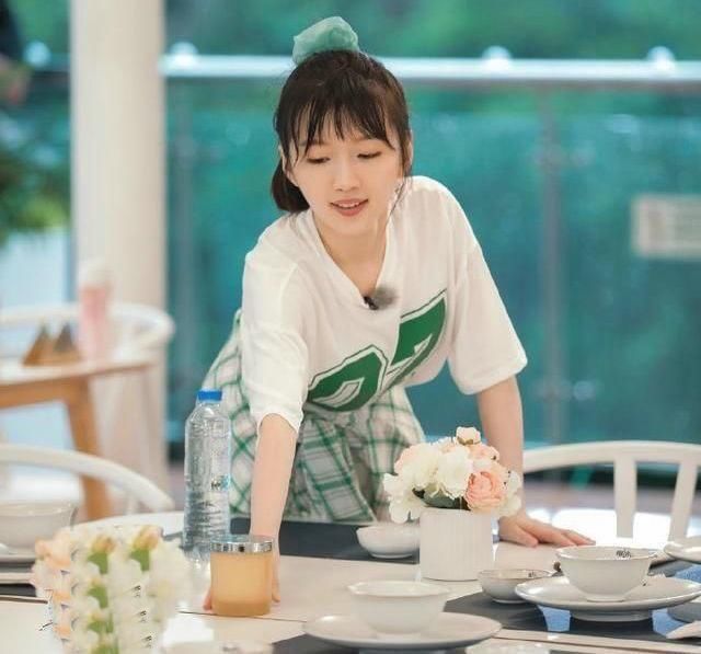  东风|借赵丽颖东风，这个备受争议的芒果小花要再次崛起？