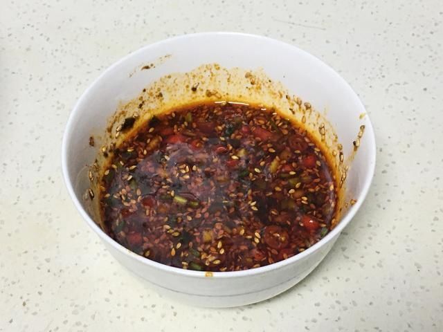 爽口|鸡胸肉这样凉拌才好吃,酸辣爽口,丝丝入味,做法还特简单