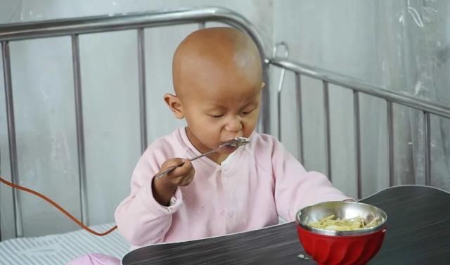  张影影|心疼，女童患病5个月双目失明坚持自己吃饭，因看不见急得大哭