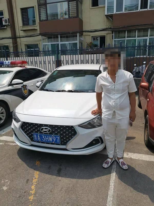  东路|滨河东路上，这位驾驶人开车时将脚伸出窗外，然后.