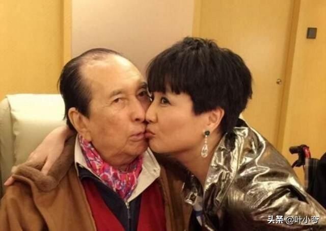  照顾|梁安琪立足豪门靠的是智慧，为原配料理后事，帮何鸿燊照顾姐姐