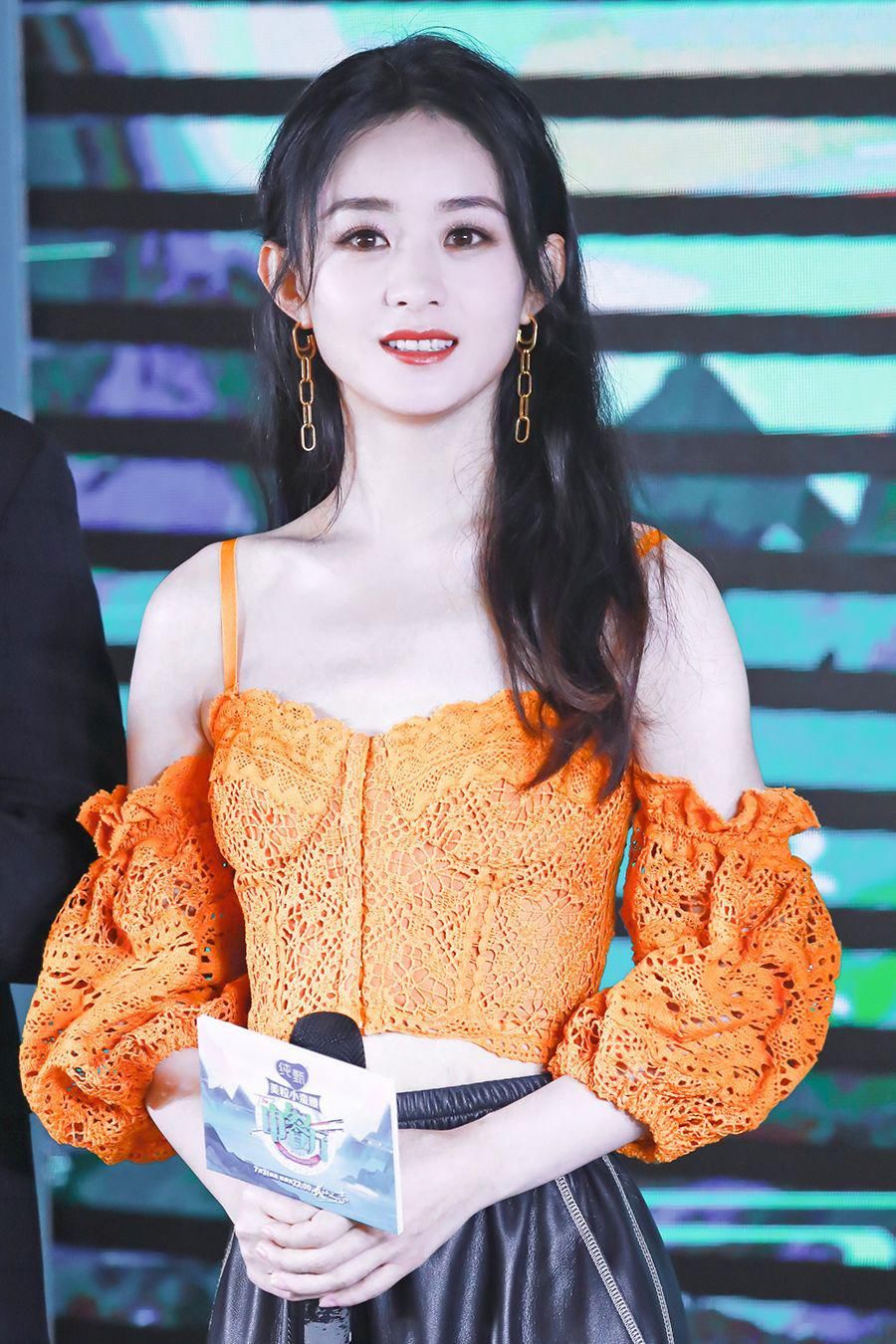  身材|赵丽颖出席《中餐厅》发布会，橙色露肩上衣显身材，拿手菜被曝光