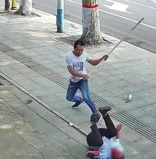 店主|男子当街行凶，路边店老板挺身而出，成功将其制服