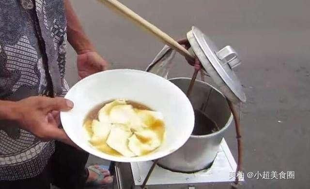 小编|大叔挑担卖美食,一份10元,一天只卖100份,识货的直接抬走