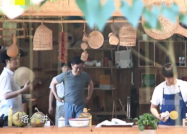  缝隙|黄磊揉面团也不摘戒指，缝隙里粘的全都是面粉，真不讲究