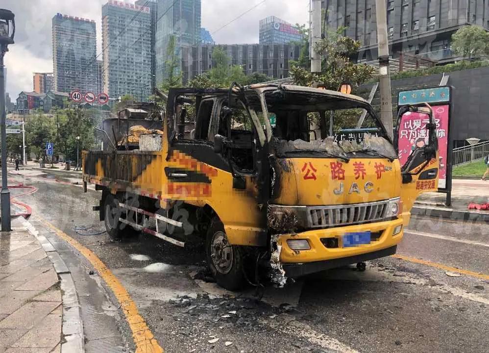  车辆|突发！阳关大道一车辆起火，车上有6个煤气罐！