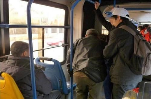 无一|奶奶抱熟睡孙女坐公交,周围乘客无一人让座,坐地抱娃引争议