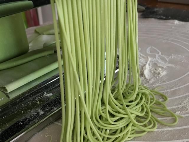 味道|纯天然的菠菜汁面条,颜值高、味道好,做法简单,上桌孩子抢着吃