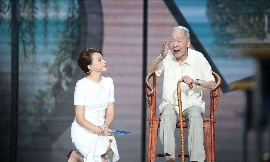  节目|董卿主持曾三次下跪，前两次圈粉无数，最后一次却成为污点！