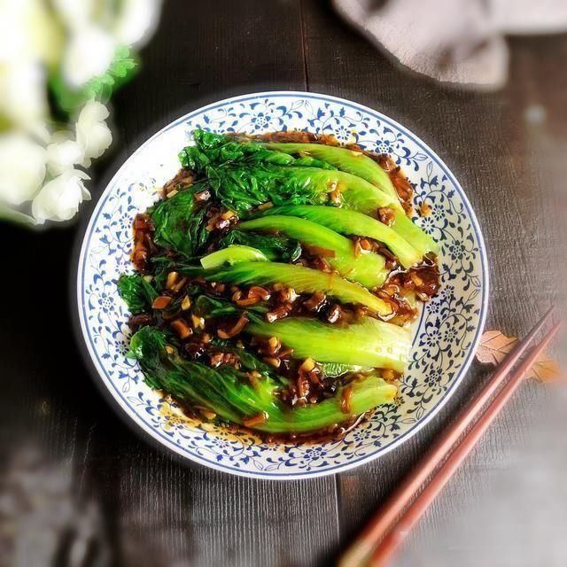 翠绿|生菜这么做翠绿爽脆，苦味减少鲜香加倍，十分钟上桌，一盘不够分