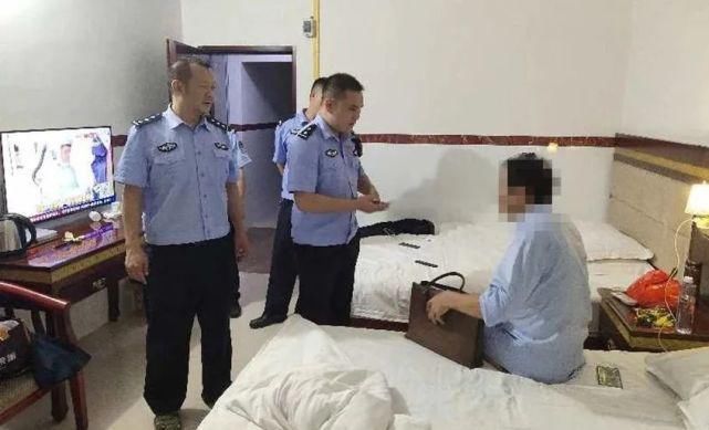 派出所|点赞！文地派出所连续两晚组织民警对文地的酒吧、宾馆、足浴等进行夜巡....