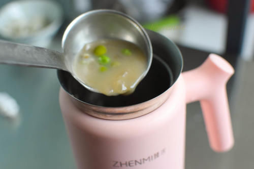 煮汤|豌豆加洋葱也能煮汤，咸鲜开胃，早餐喝全家人都喜欢