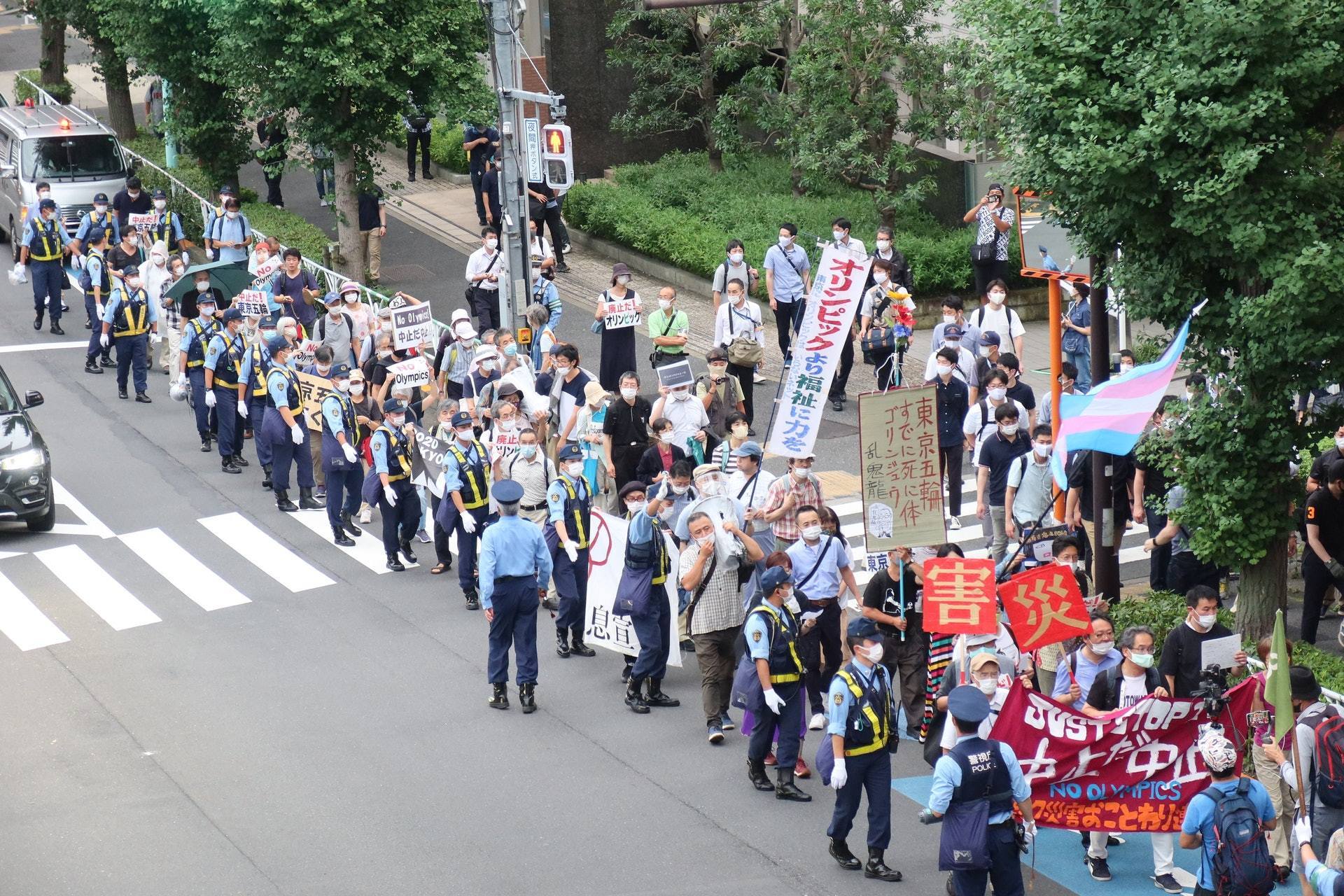  示威者|东奥开幕日变游行抗议，日本示威者：奥运是“灾害”