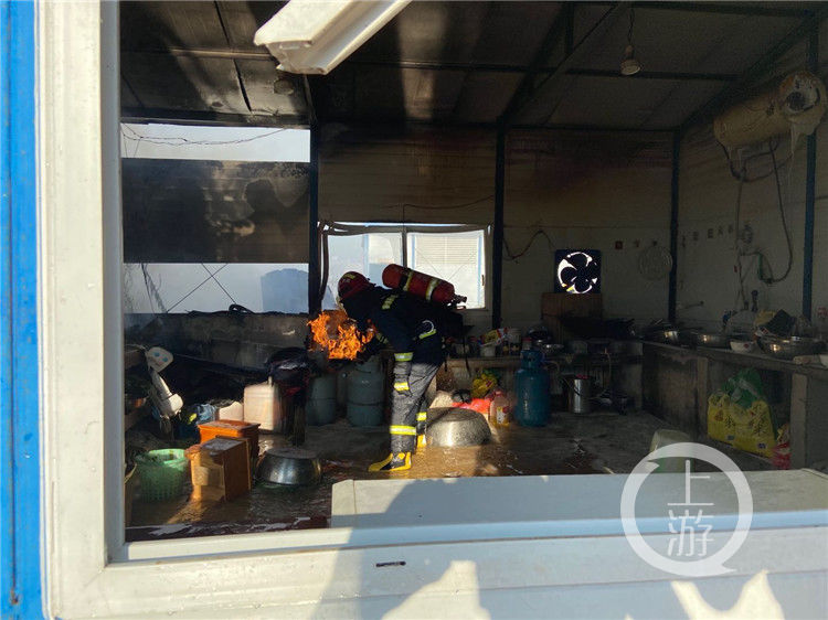  煤气罐|烈火英雄！消防小哥抱着两个冒火煤气罐冲出火场