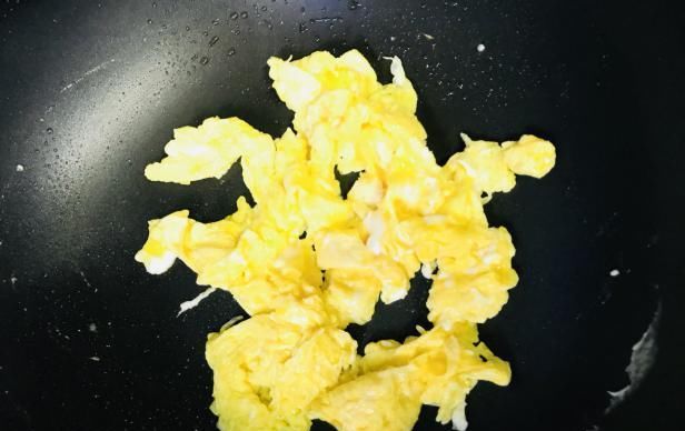  倒入|别老是番茄炒鸡蛋了，夏天的豆角更搭配，清热解毒助消化