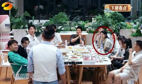  赵丽颖|《中餐厅》一群人开会，谁注意赵丽颖的座位？是不是团宠一目了然