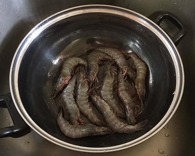  鲜香|上桌3分钟就光盘的蒜蓉大虾，鲜香美味，关键还简单易上手