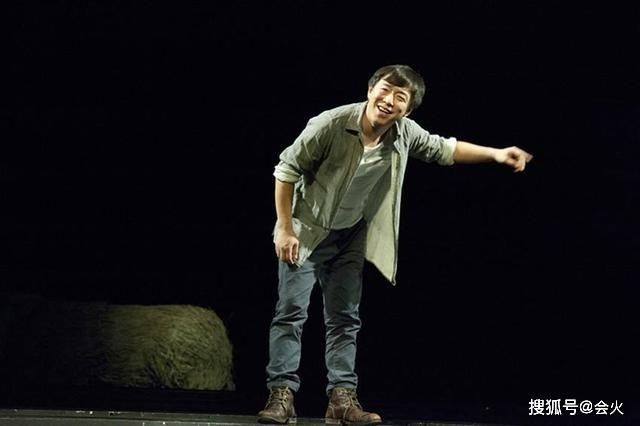 腿短|黄渤节目因腿短抱怨凳子高,脚下被垫两抱枕,同伴却无处安放长腿