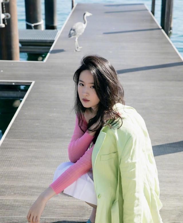  近日|近日刘亦菲微博更图：红配绿搭配，大俗大雅，我想起寿桃了