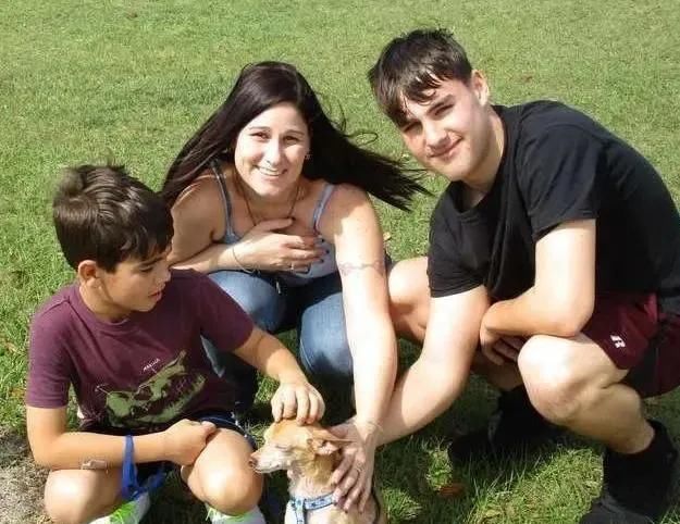 挖地道|吉娃娃挖地道逃跑,6年后被寻回,原来它是为了一段情