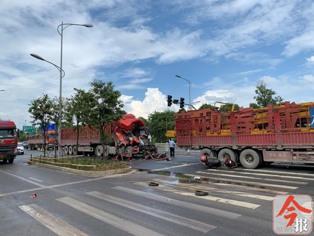 卷入|突发!柳长路两大货车发生追尾事故,一辆电动车被卷入车轮之下