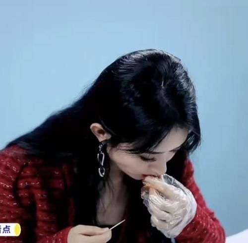  急坏|“允翡”同框：王一博太皮急坏赵丽颖，两人一起做煎饼，颖宝活泼