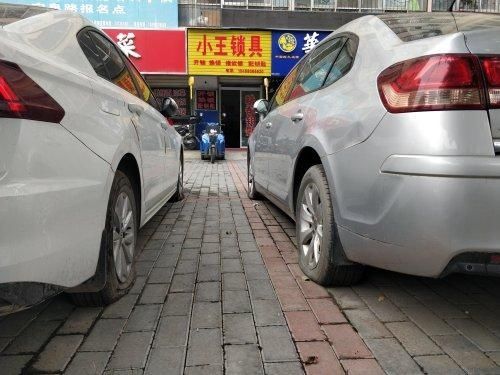 停车|谁这么缺德？一夜之间，咸阳宝泉路40余辆车车胎被扎