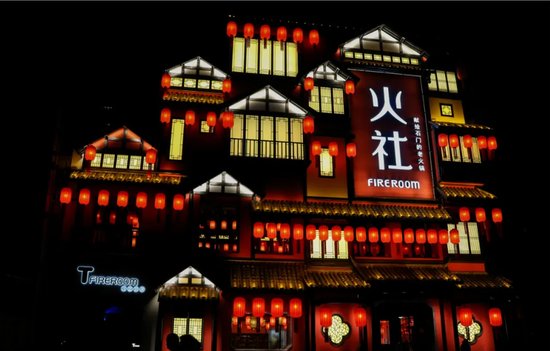  成网|邓伦开火锅店成网红打卡点 装修红火挂满红灯笼