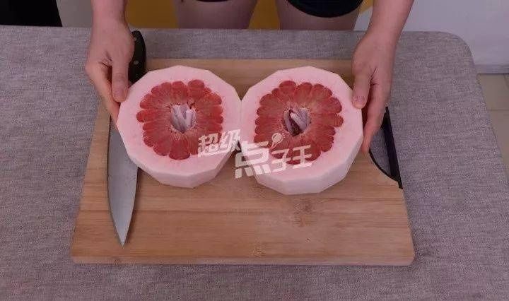 更新|还觉得柚子难剥?是时候更新你的剥柚子技巧了!