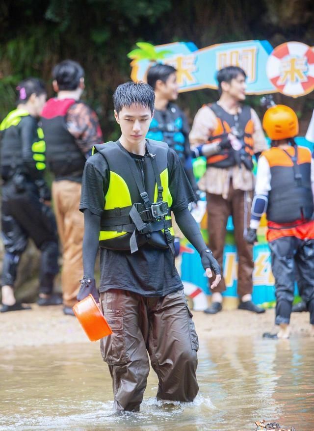  风景|王一博玩水，一个人玩出两种风景