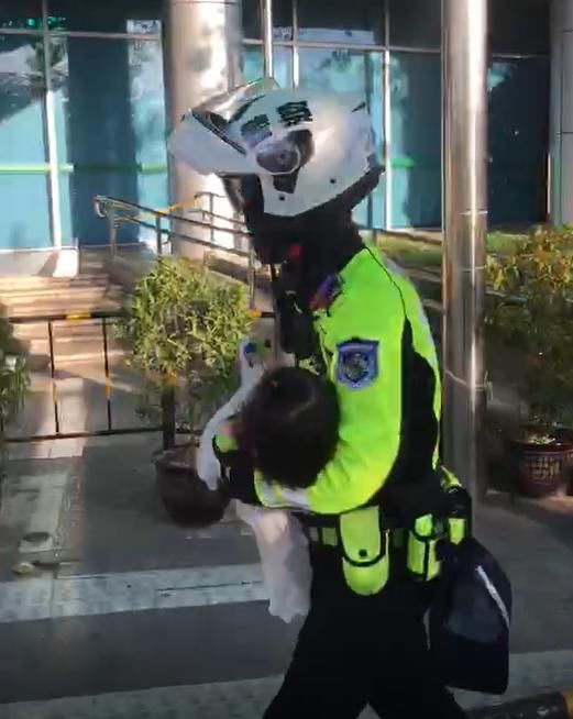  求助车辆|铁骑为生病小女孩护航，一路狂奔...