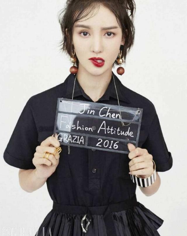  没胸|靠完美腹肌上热搜，一人吊打十个韩团的她，居然被人说没胸没臀？