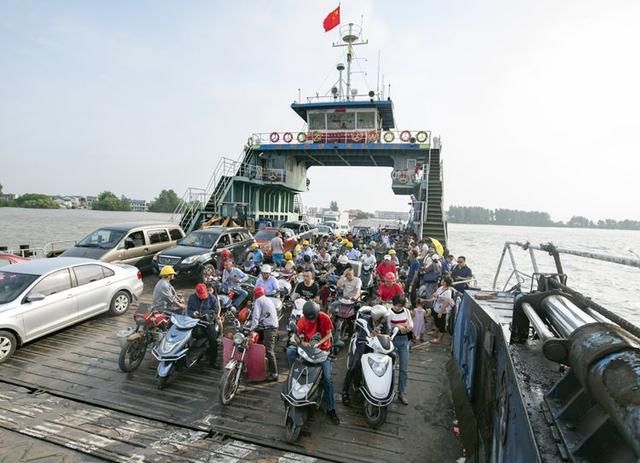 返乡|江洲“抗洪”渡轮｜4千余人安全撤离，又有4千青壮返乡