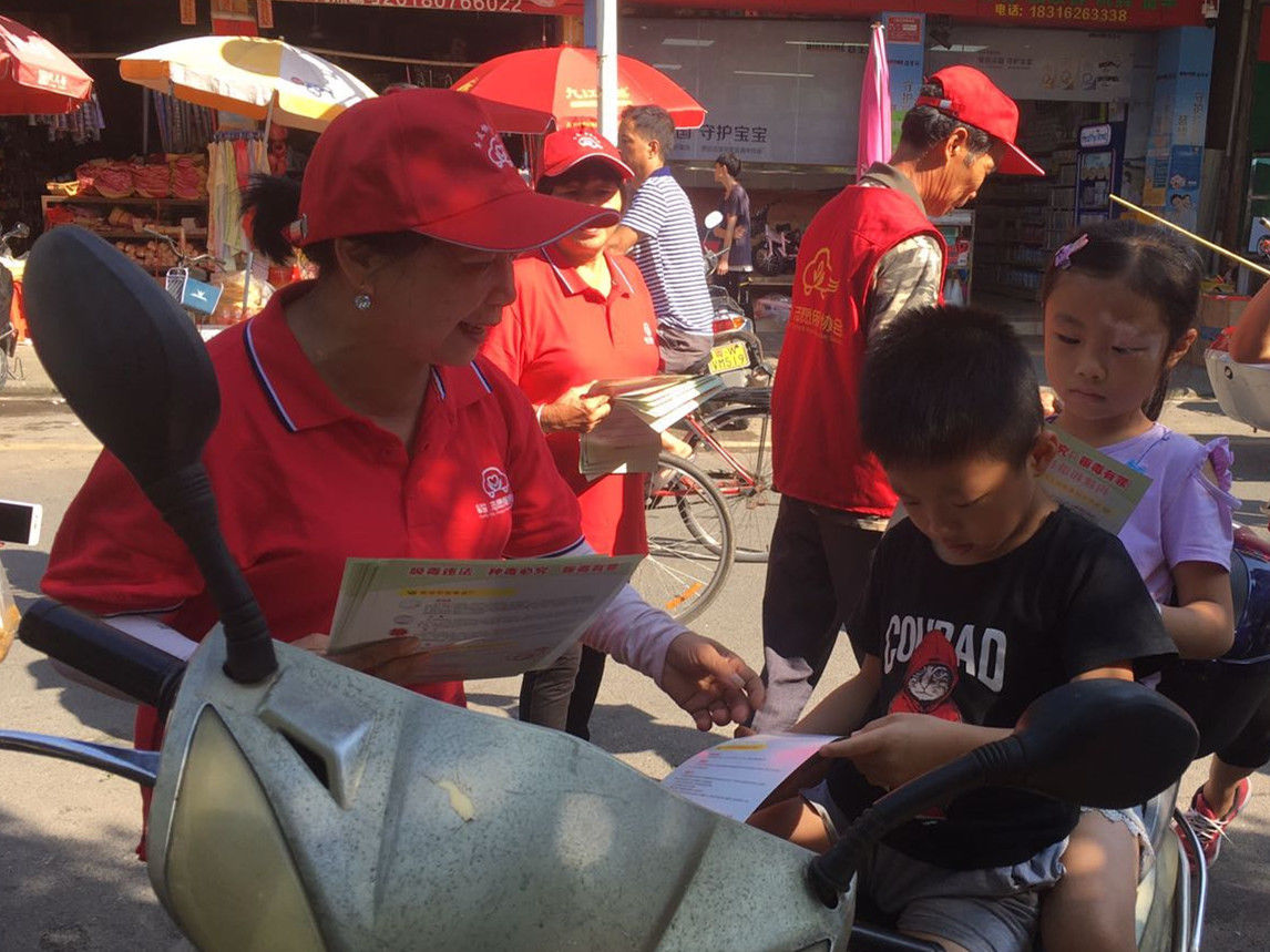 志愿者|云安禁毒在行动丨志愿者走进市场开展禁毒宣传