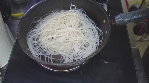  上桌|红薯粉条家常菜做法来啦！一大盘子菜，上桌瞬间被抢光