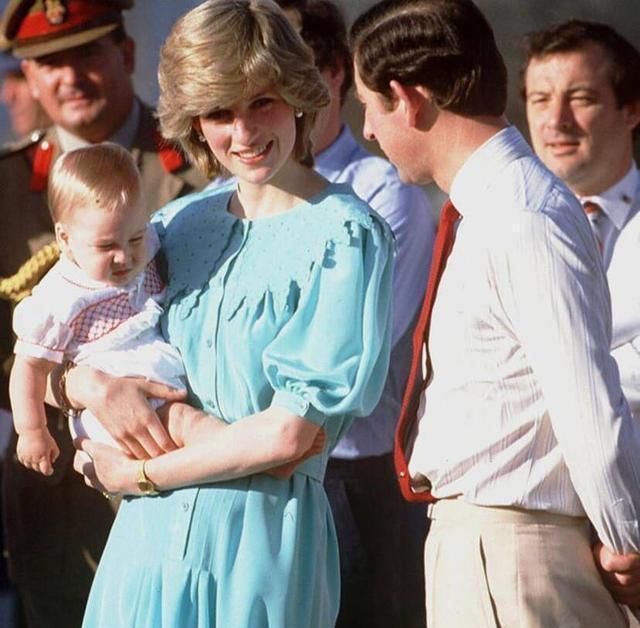  查尔斯|查尔斯对戴安娜感到不耐烦，拥抱时表情恶狠狠，戴妃紧绷不敢喘气