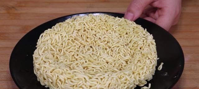 营养|家常小炒，鸡蛋炒方便面，鲜香适口，营养美味，小孩子最爱吃