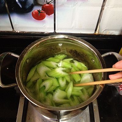  蛋白|西芹炒花生蛋白片