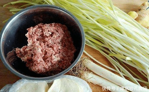 口感会更好|拌饺子馅时,有人放热油有人放香油,大厨都不对,不懂别乱放!