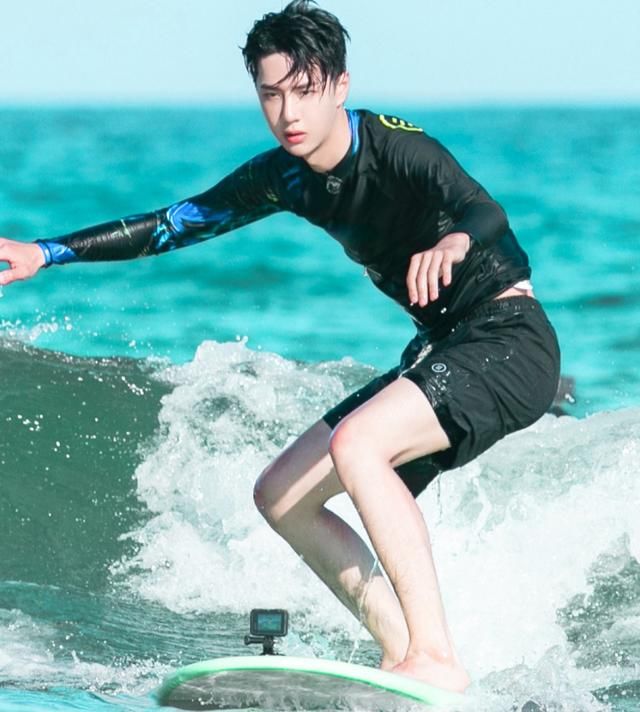  体重|《夏日》王一博韩东君自爆体重，两人差距30斤？我没听错吧