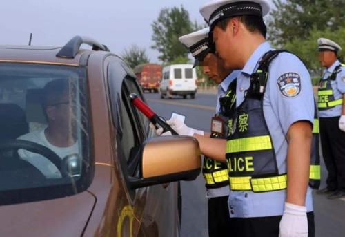  太慢|嫌女同事开车太慢，醉酒男子自告奋勇，刚开百米就被抓