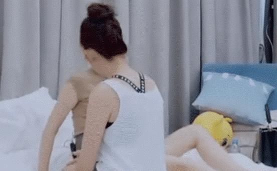  吉娜|吉娜遇生理期卧床不起，谁注意她睡觉的姿势？这才是钢琴家的体面