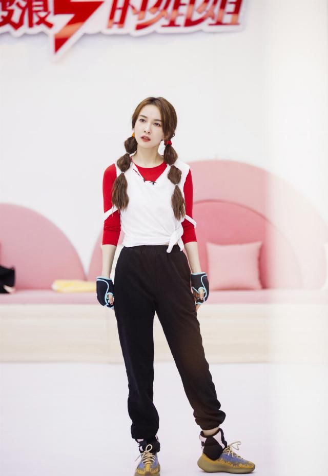  黑色|吴昕哪有37岁的模样，穿黑色百褶裙扎双麻花辫，嫩得像高中生