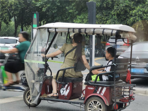  三轮车|熊孩子三轮车上胡闹，妈妈抬手就是揍，网友：颇有我当年风范！