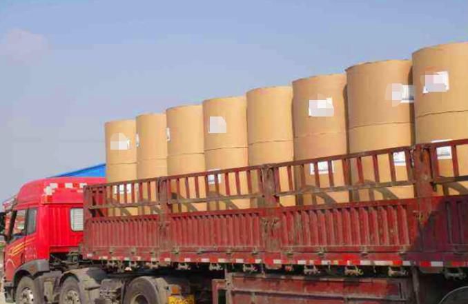  轿车|轿车高速被砸，差点成肉饼，车主下车一看却哈哈大笑